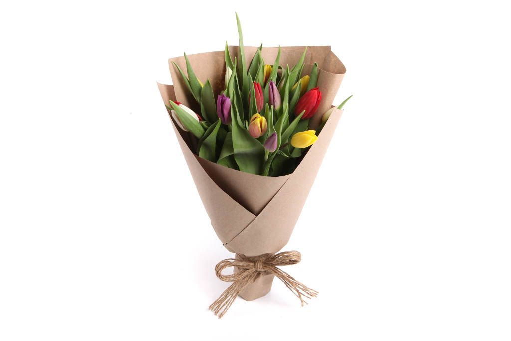 Букет 15 тюльпанов в крафтовой бумаге, микс от СоюзЦветТорг