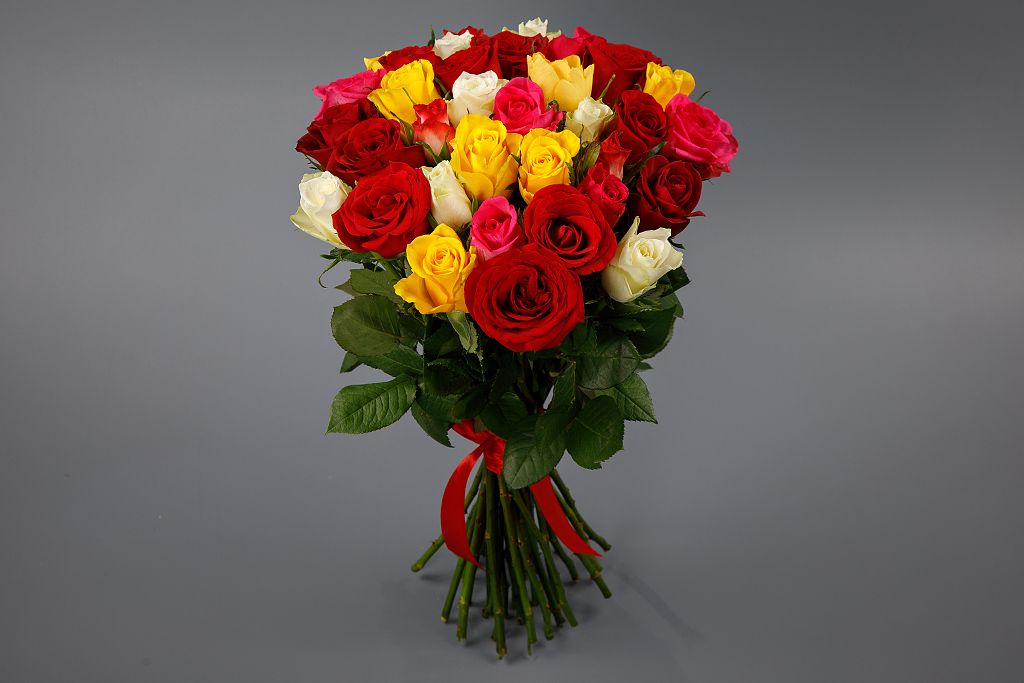 Букет из 35 роз Цвет радуги от СоюзЦветТорг