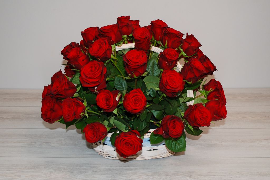 Букет 51 роза в корзине от СоюзЦветТорг