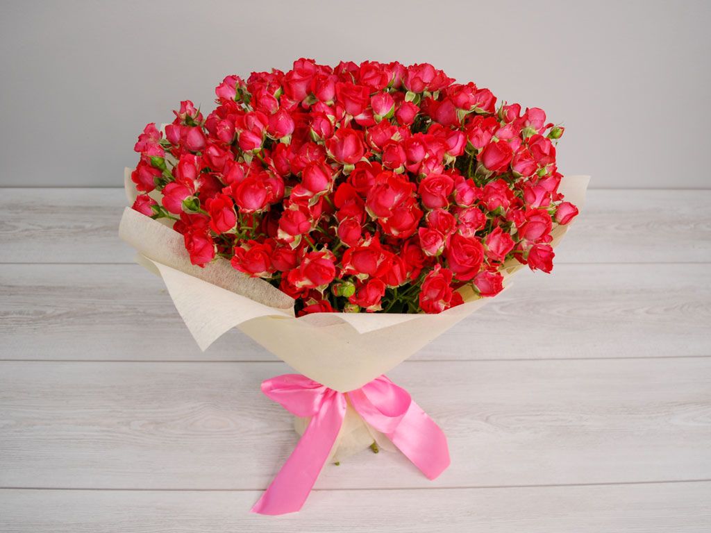 Букет 31 кустовая роза Мирабель Черри от СоюзЦветТорг