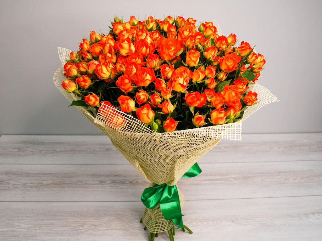 Букет 31 кустовая роза Мирабель от СоюзЦветТорг