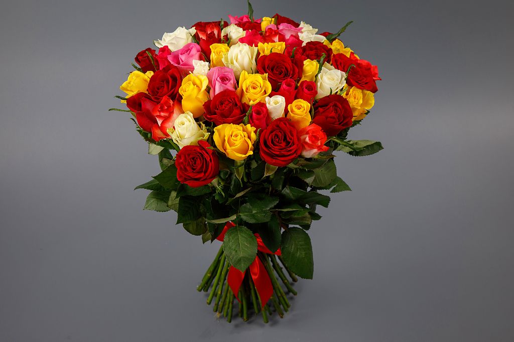 Букет из 51 розы Цвет радуги от СоюзЦветТорг