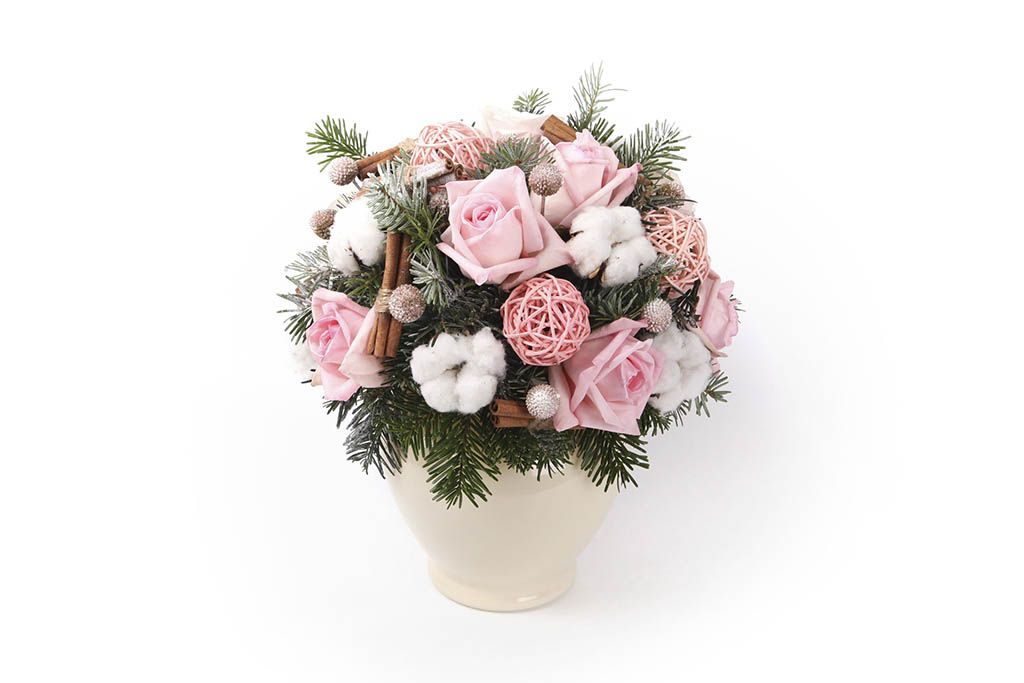 Букет Зимние розы в кашпо от СоюзЦветТорг