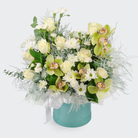 Букет в шляпной коробке Белая птица Букет в шляпной коробке Белая птица