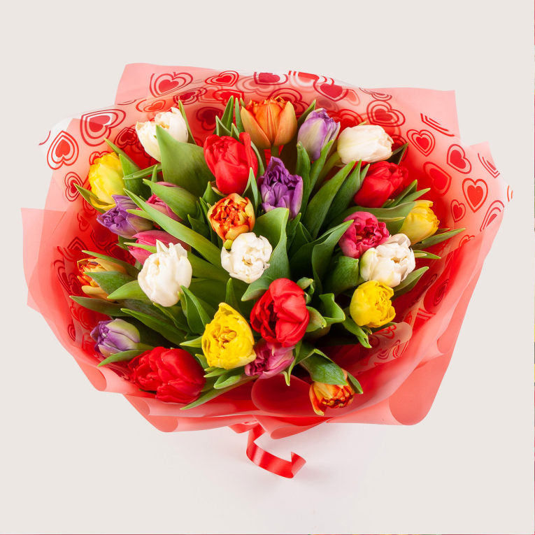 Букет 25 тюльпанов в красной бумаге, микс Букет 25 тюльпанов в красной бумаге, микс
