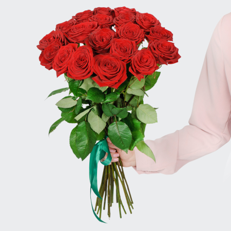 Букет 19 красных роз Ред Наоми (60 см) Букет 19 красных роз Ред Наоми (60 см)