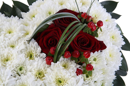 Букет с хризантемами Сейчас и навеки в коробке Букет с хризантемами Сейчас и навеки в коробке